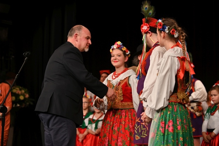 Świdnica. „Zasłużony Kulturze Gloria Artis” dla Marii Skiślewicz i Zespołu „Krąg”