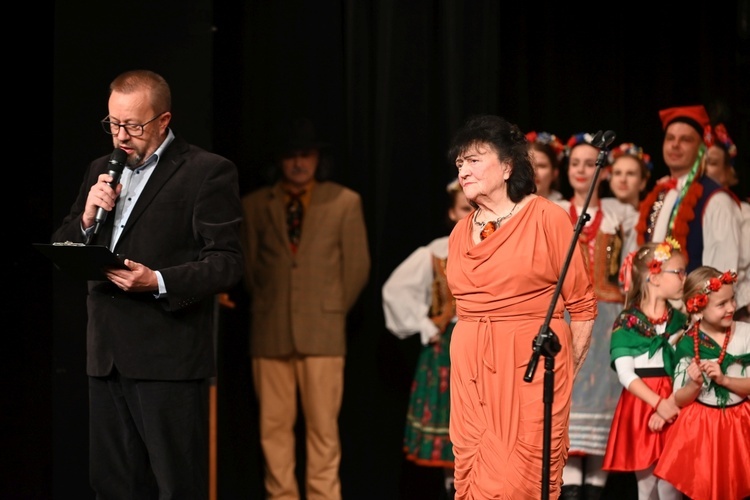 Świdnica. „Zasłużony Kulturze Gloria Artis” dla Marii Skiślewicz i Zespołu „Krąg”