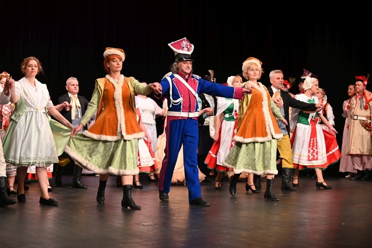 Świdnica. „Zasłużony Kulturze Gloria Artis” dla Marii Skiślewicz i Zespołu „Krąg”