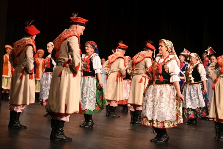 Świdnica. „Zasłużony Kulturze Gloria Artis” dla Marii Skiślewicz i Zespołu „Krąg”