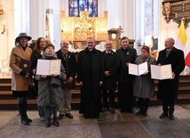 Wyróżnieni odznaczeniem "Pro Ecclesia et Populo" wraz z metropolitą gdańskim.