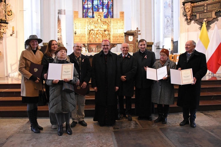 Wyróżnieni odznaczeniem "Pro Ecclesia et Populo" wraz z metropolitą gdańskim.