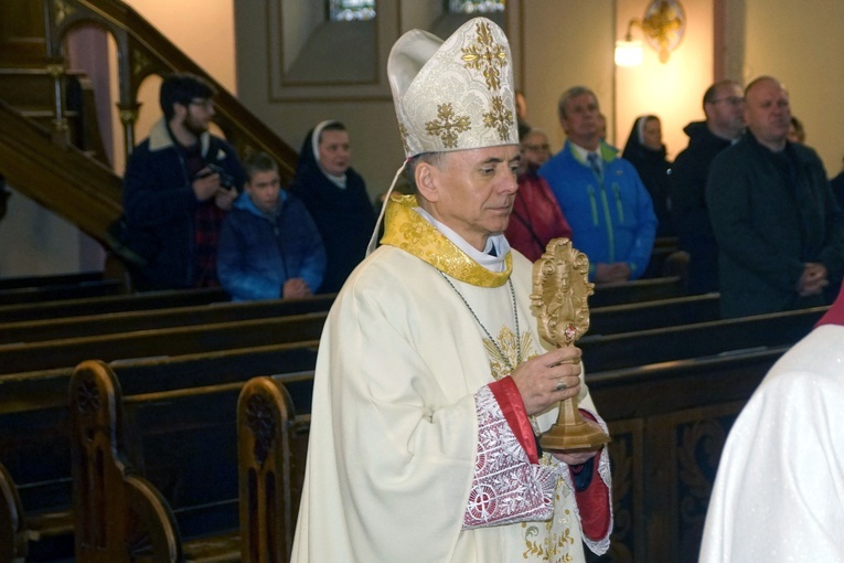 Bp Adam Bałabuch wnoszący relikwie bł. kard. Stefana Wyszyńskiego.