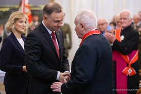 Moment wręczenia odznaczenia Czesławowi Nowakowi przez prezydenta RP Andrzeja Dudę.