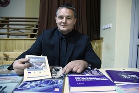 Krzysztof Bogusz prezentuje broszurę o Bezardach.
