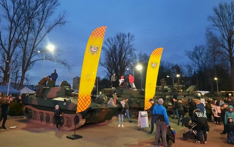 "Lance do boju, szable w dłoń..."