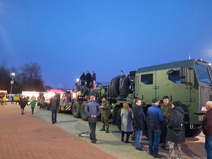 "Lance do boju, szable w dłoń..."