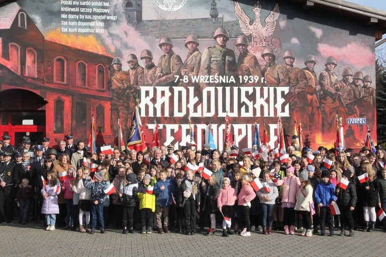 Radłów. Odsłonięcie muralu "Radłowskie Termopile"