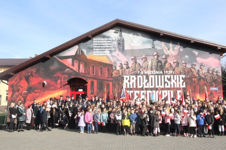 Radłów. Odsłonięcie muralu "Radłowskie Termopile"