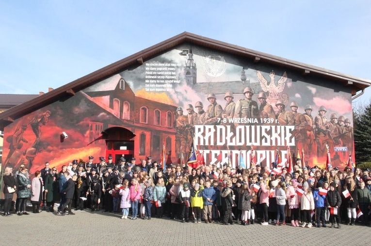 Radłów. Odsłonięcie muralu "Radłowskie Termopile"