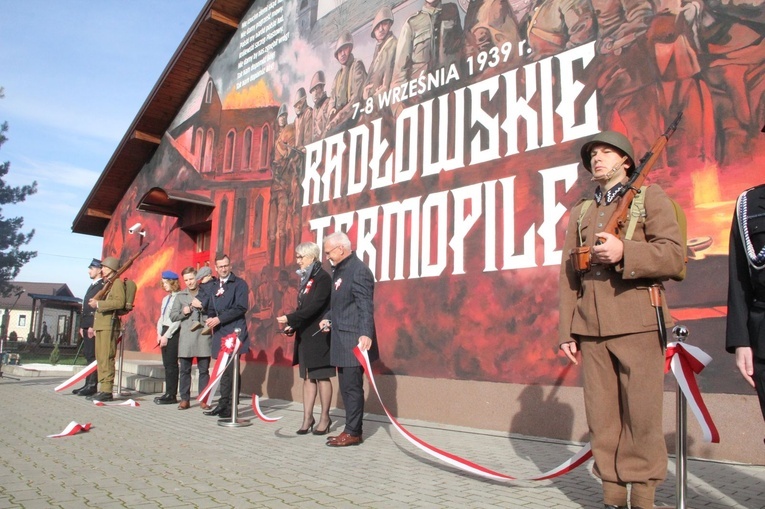Radłów. Odsłonięcie muralu "Radłowskie Termopile"