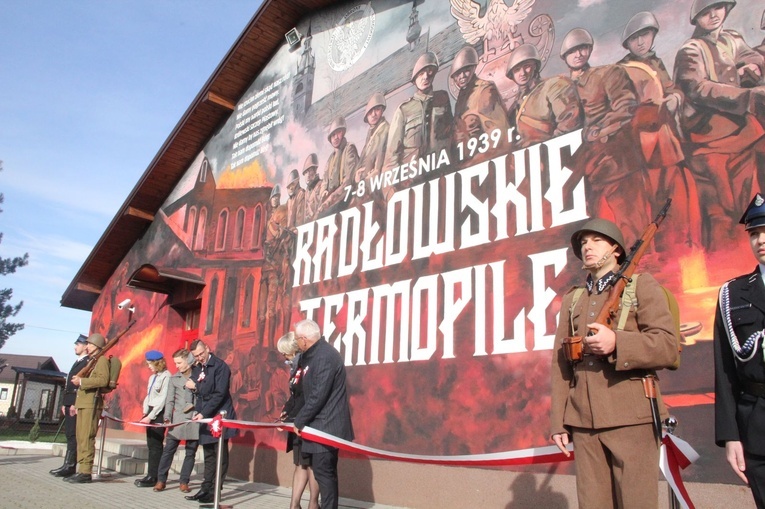 Radłów. Odsłonięcie muralu "Radłowskie Termopile"