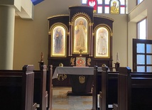 Kaplica w kościele pw. św. Jana Pawła II w Ciechanowie, gdzie dzień i noc będzie trwała adoracja Najświętszego Sakramentu.