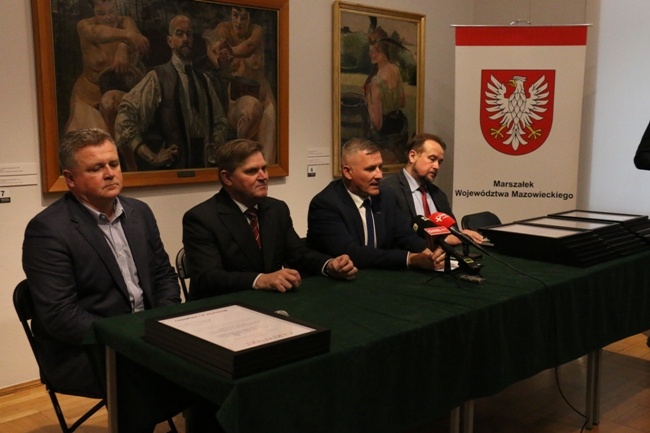 Certyfikaty wręczali (od lewej): Adam Duszyk, Leszek Ruszczyk, Rafał Rajkowski i Tomasz Śmietanka.