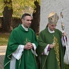 Ks. Marcin Mazur z bp. Markiem Mendykiem w czasie procesji wejścia.