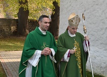 Ks. Marcin Mazur z bp. Markiem Mendykiem w czasie procesji wejścia.