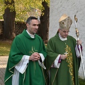 Ks. Marcin Mazur z bp. Markiem Mendykiem w czasie procesji wejścia.