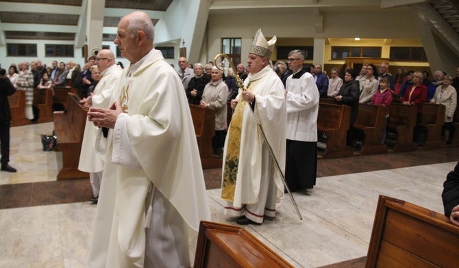 Bp Piotr Greger świętował razem z aleksandrowickimi parafianami i ich duszpastrzami jubileusz 40-lecia tutejszego kościoła.