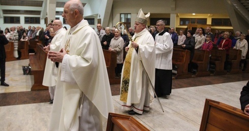 Bp Piotr Greger świętował razem z aleksandrowickimi parafianami i ich duszpastrzami jubileusz 40-lecia tutejszego kościoła.