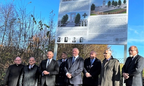 Odsłonięta uroczyście tablica informacyjna stała się kamieniem węgielnym powstającego cmentarza.