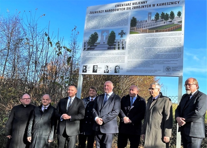 Odsłonięta uroczyście tablica informacyjna stała się kamieniem węgielnym powstającego cmentarza.