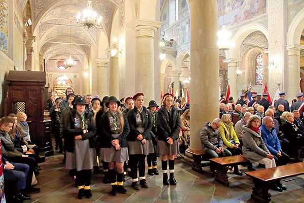 Podczas uroczystości patriotycznej licznie reprezentowane  były organizacje harcerskie.