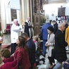 Koordynatorzy synodalni przyjęli błogosławieństwo relikwiami świętego wilamowiczanina.