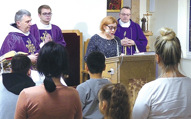 Ukrainki i ich dzieci na Eucharystii w kaplicy św. Józefa.