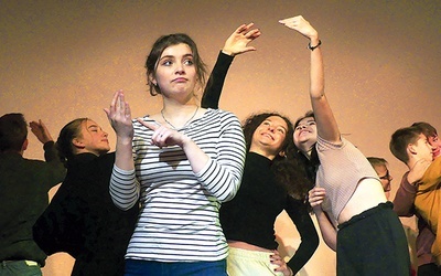 Aktorzy przedstawienia „Przyjdź” podczas warsztatów choreograficznych.