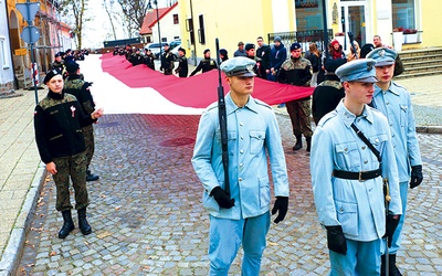 	50-metrową flagę nieśli uczniowie klas mundurowych.