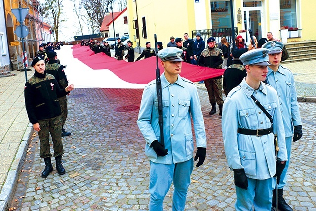 	50-metrową flagę nieśli uczniowie klas mundurowych.