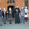 ▲	Uczestnicy pielgrzymki na cmentarz w Koszalinie odmówili Różaniec i Litanię  do Wszystkich Świętych.