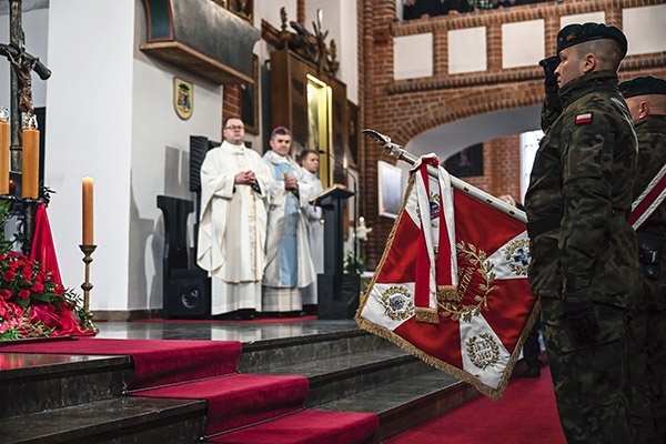 ▲	W bazylice obecne były poczty sztandarowe reprezentujące służby mundurowe, różne organizacje i szkoły.