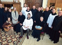 Schola, ministranci, siostra zakrystianka i duszpasterze z gośćmi z radomskiego domu studiów i formacji do kapłaństwa.