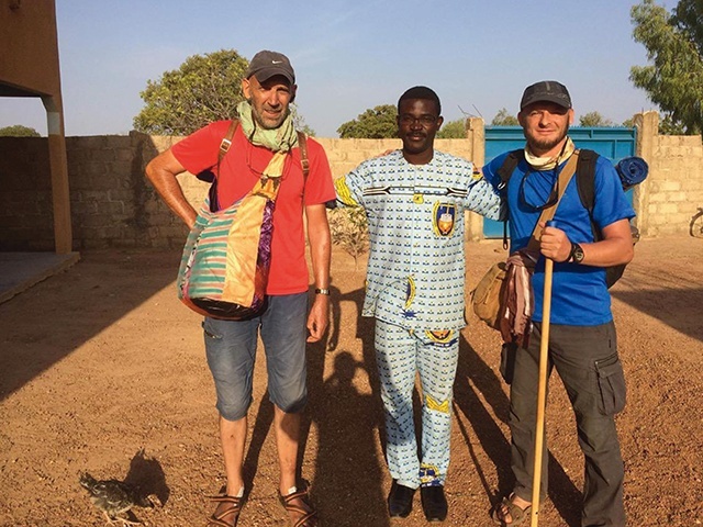 Misjonarze Afryki – o. Paweł Hulecki (w niebieskiej koszulce) i śp. o. Darek Zieliński (zm. 12 listopada 2019 r.) w czasie pieszej wędrówki przez Burkina Faso