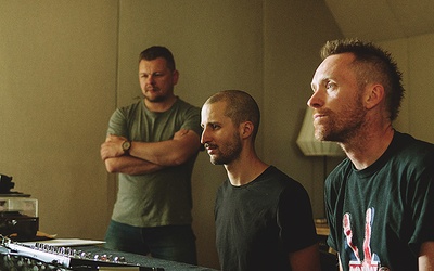 Zdjęcie ze studia nagrań Monochrom. Od lewej: ks. Bartek, Ignacy Gruszecki (realizator nagrania) i Łukasz Matuszyk (aranżer i producent płyty).