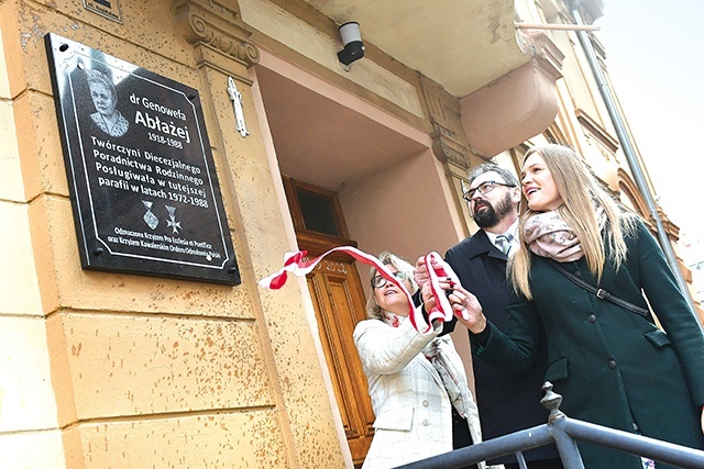 Odsłonięcie tablicy poświęconej dr Genowefie Abłażej.  Od lewej: Anna Łotarewicz, Bogdan Siemaszko i Malwina Migacz, która doradca rodziny przy świebodzińskiej parafii pw. NMP Królowej Polski.