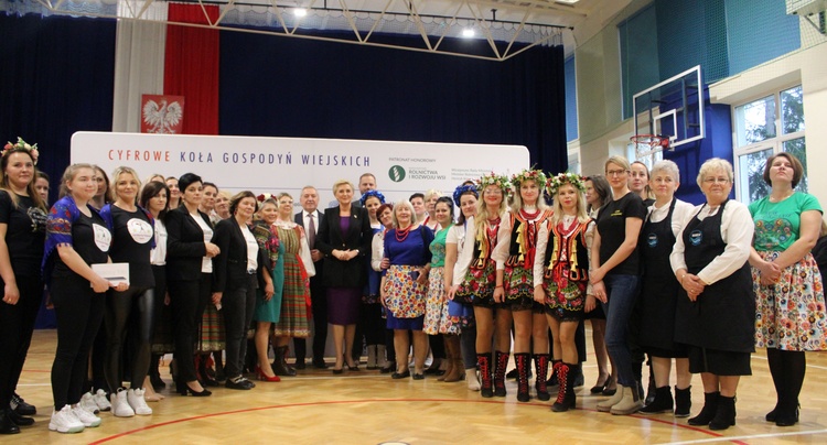 Spotkanie odbyło się w Zespole Szkół Centrum Kształcenia Rolniczego w Golądkowie, a obecne na nim KGW otrzymały tablety.