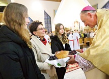 	Procesja z darami.  Chleb przynieśli przedstawiciele parafialnej Caritas i Wolontariatu Młodzieżowego.