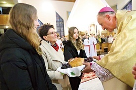 	Procesja z darami.  Chleb przynieśli przedstawiciele parafialnej Caritas i Wolontariatu Młodzieżowego.