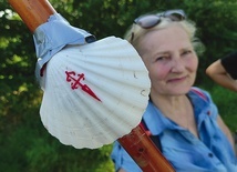 ▲	Na szlaku wiodącym  do Santiago  trudno się zgubić,  gdyż drogę wyznaczają znaczki z muszlą  św. Jakuba.