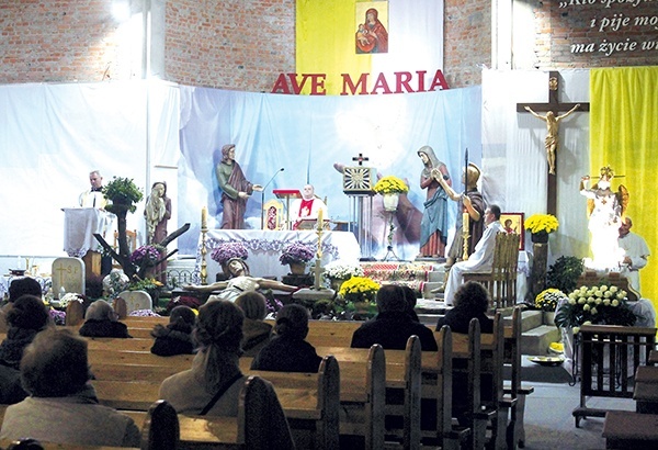 ▲	W trakcie trzydniowego nawiedzenia kopii figury z Gargano słowo głosił michalita ks. Sylwester Szwajca CSMA.