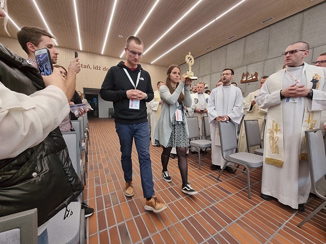 Wprowadzenie relikwii do kaplicy Oblackiego Centrum Młodzieży NINIWA.