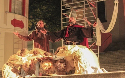 Spektakl „Rzecz o św. Wojciechu” wystawiony na schodach do kościoła „na górce”,  miejsca, gdzie św. Wojciech ochrzcił rzesze mieszkańców Opola.