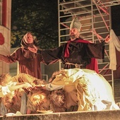 Spektakl „Rzecz o św. Wojciechu” wystawiony na schodach do kościoła „na górce”,  miejsca, gdzie św. Wojciech ochrzcił rzesze mieszkańców Opola.
