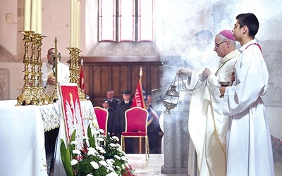 Biskup podczas celebry w strzegomskiej bazylice.