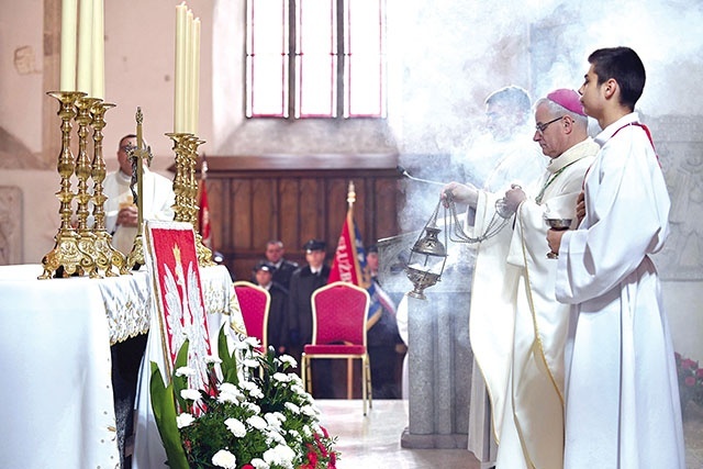 Biskup podczas celebry w strzegomskiej bazylice.