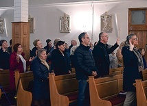 Świdnicka wspólnota w czasie wieczornego uwielbienia rozpoczynającego Seminarium Odnowy Wiary.