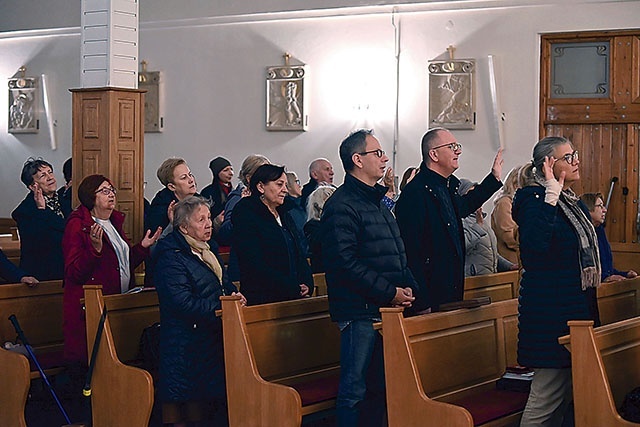 Świdnicka wspólnota w czasie wieczornego uwielbienia rozpoczynającego Seminarium Odnowy Wiary.