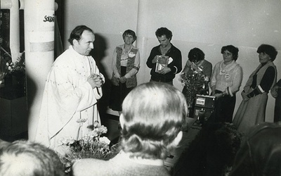 W niedzielę 16 listopada 1980 r. ks. Jerzy Błaszczak SAC celebrował Eucharystię w korytarzu głównym przy szatni UW. Uczestniczyli w niej biorący udział w strajkach okupacyjnych.